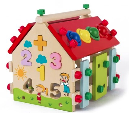 Casuta multifunctionala din lemn cu multiple activitati